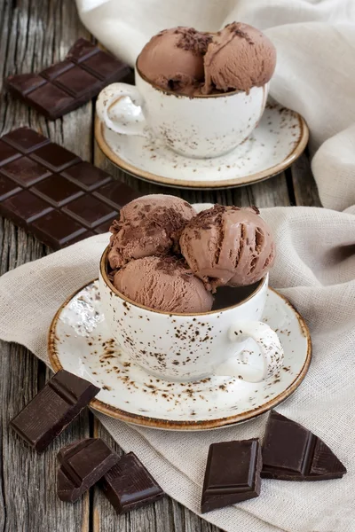 陶瓷杯巧克力冰激淋 — 图库照片