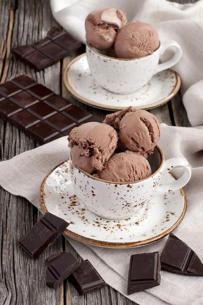 Čokoládovou zmrzlinu v keramický pohár — Stock fotografie