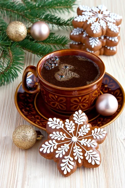 Galletas de jengibre de Navidad con bebida caliente —  Fotos de Stock