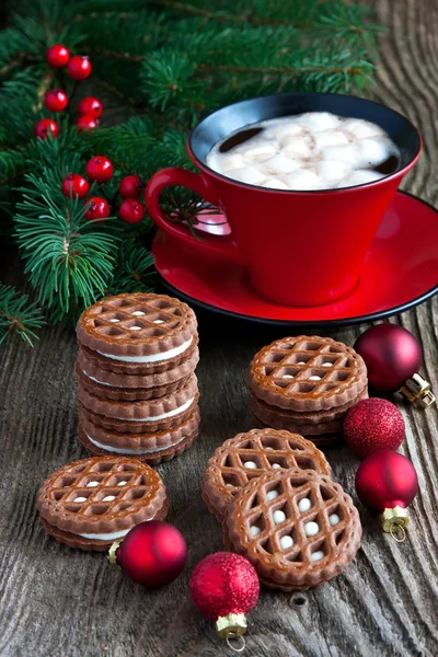 Galletas de jengibre de Navidad con bebida caliente —  Fotos de Stock