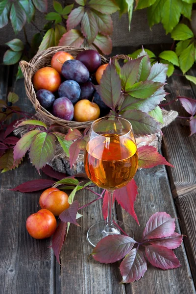 Сухое вино и спелые сливы — стоковое фото