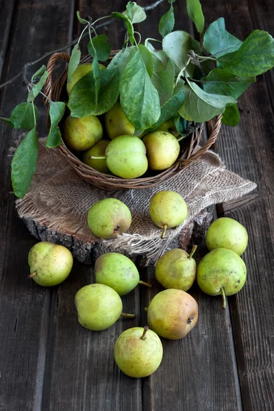 木製のテーブルに熟した梨 — ストック写真