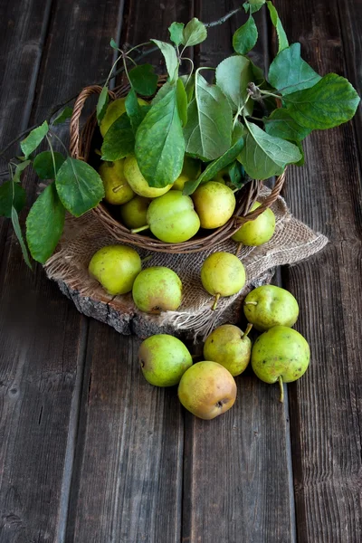 木製のテーブルに熟した梨 — ストック写真
