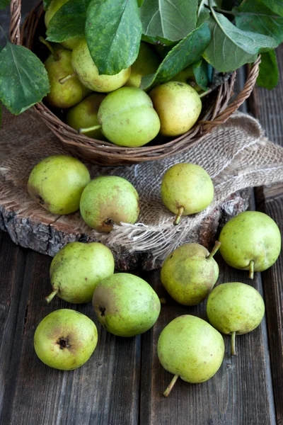 Reife Birnen auf Holztisch — Stockfoto