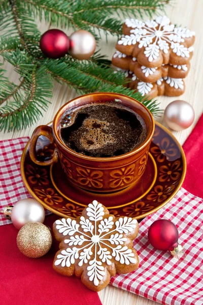 Biscotti di pan di zenzero di Natale con bevanda calda — Foto Stock