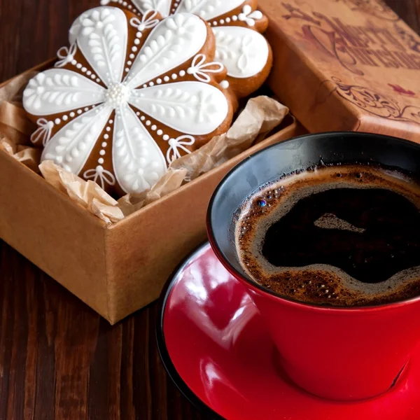 Biscoitos de gengibre de Natal com bebida quente — Fotografia de Stock