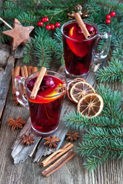 Sıcak şarap ve baharatla dolu bir bardak.