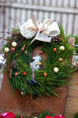 Yeşil Noel çelenk süsleri ile