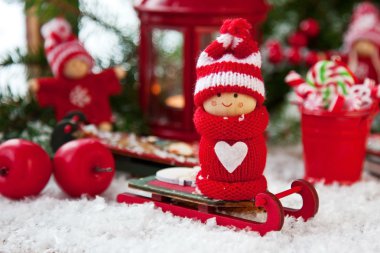 yanan bir fener ve Noel dekorasyon