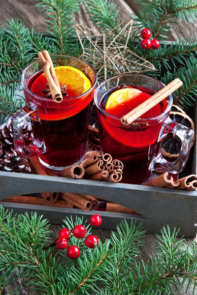 Verre avec vin chaud et épices — Photo