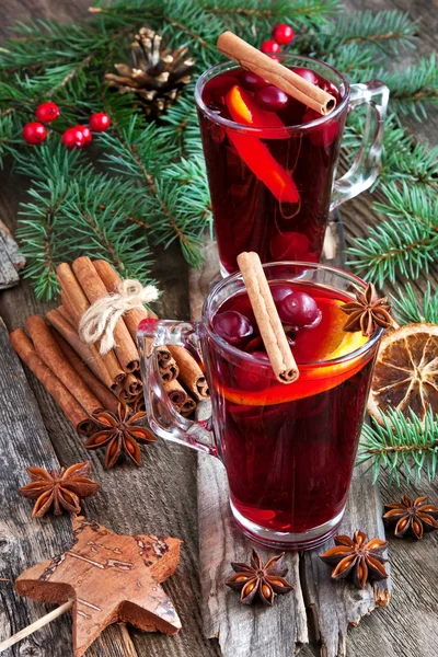 Composición navideña con vino caliente especiado — Foto de Stock