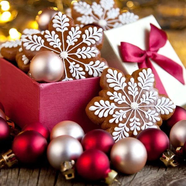 Regalo de Navidad en caja de regalo, galletas de jengibre con decoración —  Fotos de Stock