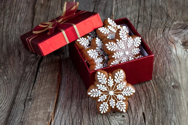 Presente de Natal em caixa de presente, biscoitos de gengibre com decoração — Fotografia de Stock