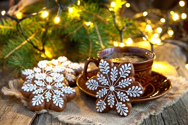 温かい飲み物とクリスマスのジンジャーブレッドのクッキー — ストック写真