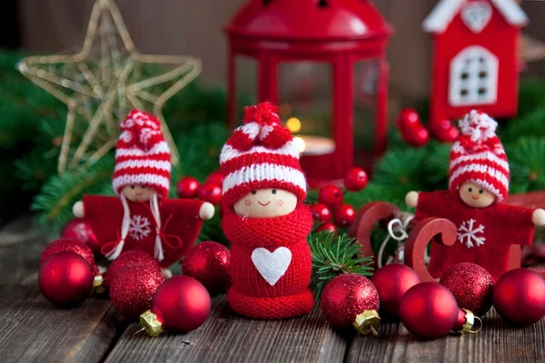 Bambini piccoli figure di Natale su sfondo di legno — Foto Stock