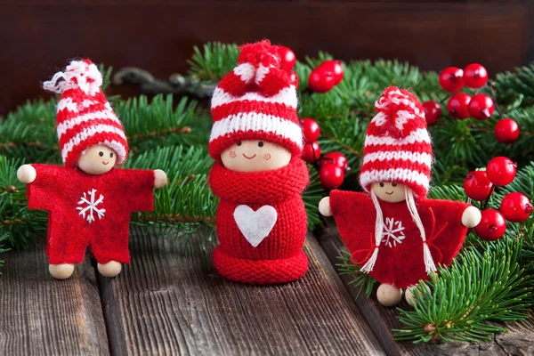 Figuras de Navidad de niños pequeños sobre fondo de madera — Foto de Stock