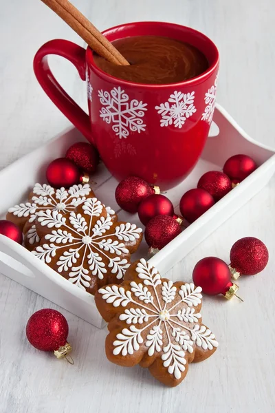 Becher mit heißer Schokolade und Lebkuchen auf Holztisch — Stockfoto