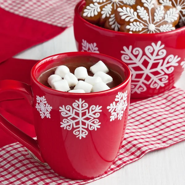 Becher mit heißer Schokolade und Lebkuchen auf Holztisch — Stockfoto