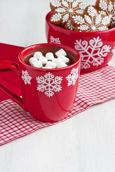 Red mugs with hot chocolate and marshmallows and gingerbread cookies — Stock Photo, Image