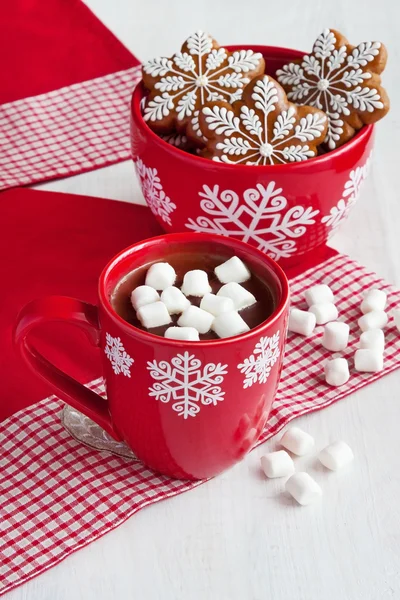 Red mugs with hot chocolate and marshmallows and gingerbread cookies — Stock Photo, Image