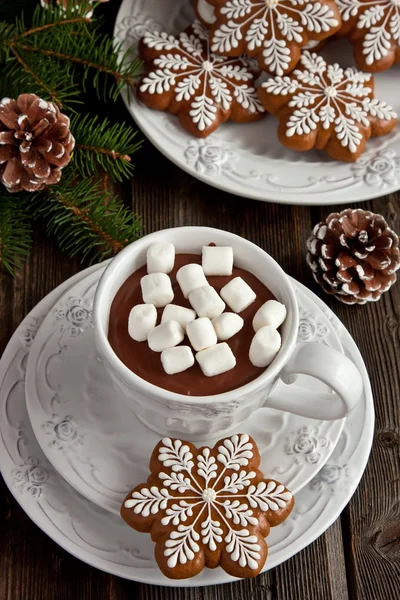 Mug with hot chocolate  and gingerbread cookies on wooden table — Stock Photo, Image