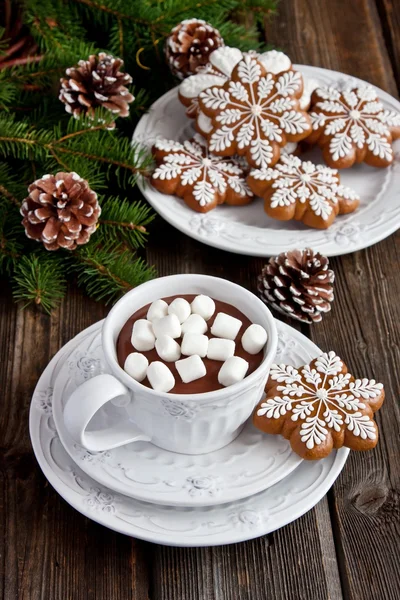 Tasse heiße Schokolade mit Marshmallows und Lebkuchen auf einem Holztisch — Stockfoto