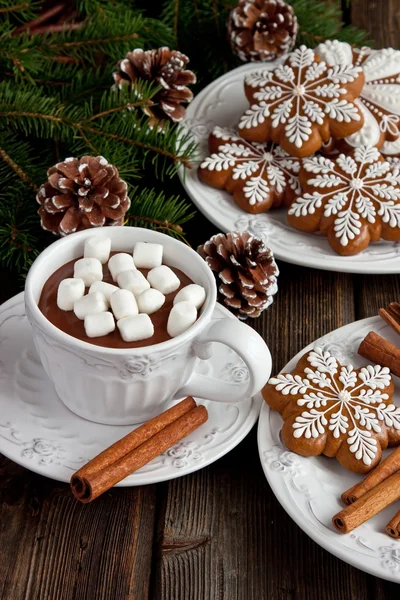 Becher mit heißer Schokolade und Lebkuchen auf Holztisch — Stockfoto