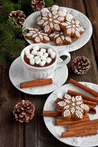 Becher gefüllt mit heißer Schokolade und Marshmallows und Lebkuchen — Stockfoto