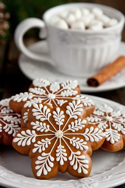 Cup of hot chocolate with marshmallows and gingerbread cookies on a wooden table — Stock Photo, Image