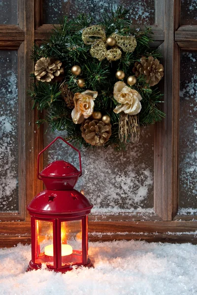 Kerstmis samenstelling met lantaarn — Stockfoto