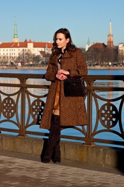 Açık havada sokakta gülümseyen genç kadın portre