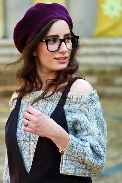 Beautiful brunette young woman   on the street — Stock Photo, Image