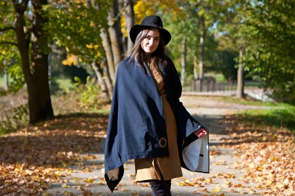 Schöne Frau auf der Herbststraße — Stockfoto