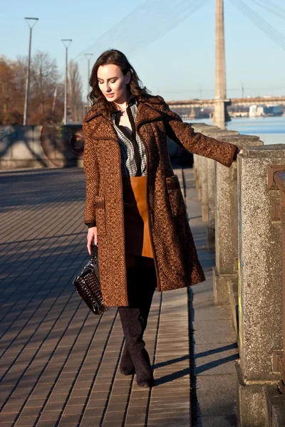 Beautiful brunette young woman   on the street — Stock Photo, Image