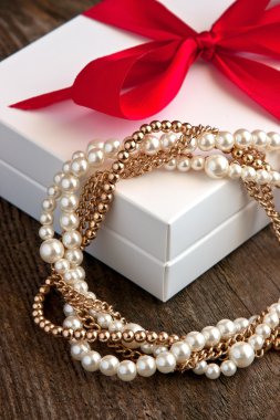 Tahta arka planda hediye kutusu