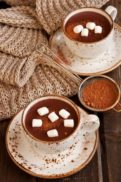 Hausgemachte dunkle heiße Schokolade mit Marshmallows — Stockfoto