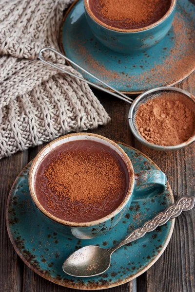 Taza con chocolate caliente en mesa de madera —  Fotos de Stock