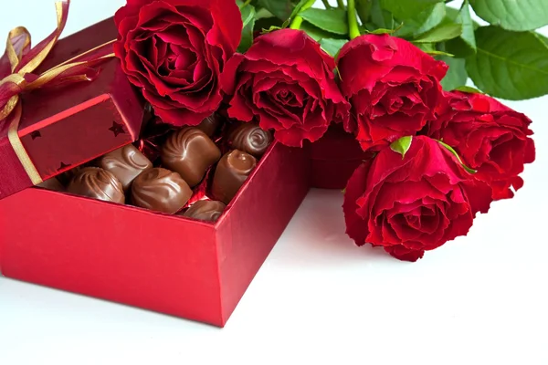 Caixa de presente de trufas de chocolate com rosas vermelhas — Fotografia de Stock