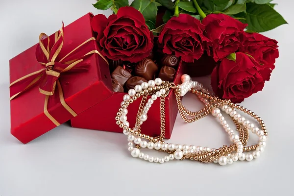 Gift box of chocolate truffles with red roses — Stock Photo, Image