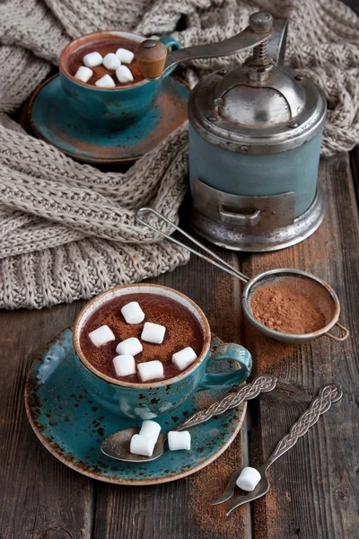Hemgjord mörk varm choklad med marshmallows — Stockfoto