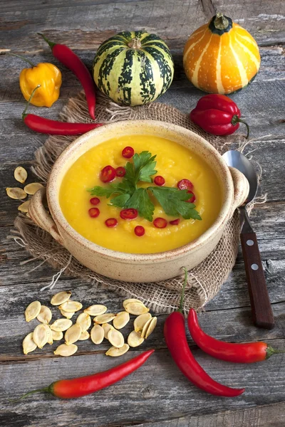 Kürbissuppe mit frischen Kürbissen — Stockfoto