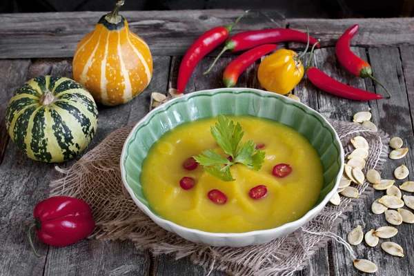 Тыквенный суп и сырая тыква — стоковое фото