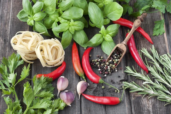 Frisches Gemüse mit rohen Nudeln — Stockfoto