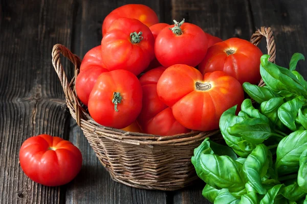 Ahşap masa üstünde tatlı olgun domates — Stok fotoğraf