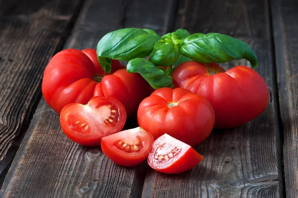 Ahşap masa üstünde tatlı olgun domates — Stok fotoğraf