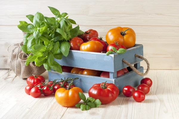 木の箱の中の新鮮なトマト — ストック写真