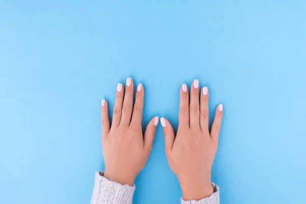 Elegante Manicura Femenina Moda Hermosas Uñas Desnudas Sobre Fondo Azul — Foto de Stock