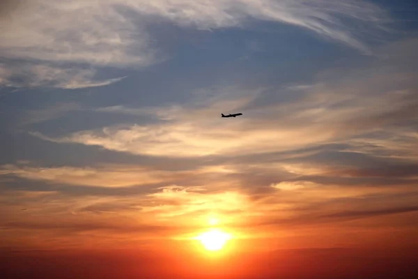 Hermoso Atardecer Con Nubes Avión Volador Concepto Viaje Copiar Espacio Fotos De Stock Sin Royalties Gratis