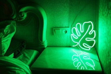 Mutfak dekorunda neon tabela canavarı var. Moda tarzı. Neon işareti. Özel neon. Ev dekoru.