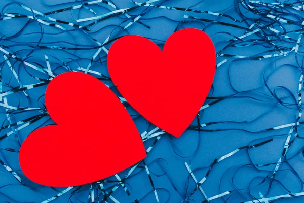 전형적 파란색 배경의 하트입니다 배경을 갖는다 발렌타인데이 사랑의 문자를 공간을 — 스톡 사진